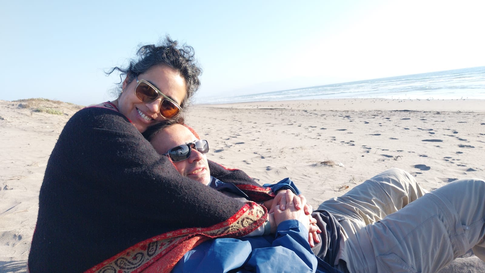 Gonzalo y Viviana compartiendo un momento en la playa